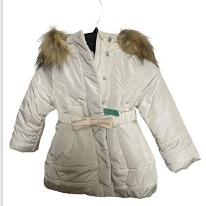 Gorgeous cream color girl’s coat with detachable faux fur.